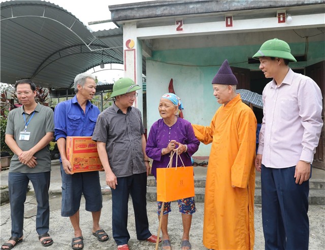 Chủ tịch UBND tỉnh Cao Tường Huy tặng quà, động viên các gia đình bị thiệt hại do bão số 3 tại xã Thượng Yên Công