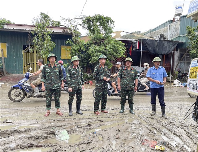 Đại tá Nguyễn Quang Hiến, Chính ủy Bộ CHQS tỉnh Quảng Ninh động viên lực lượng tham gia khắc phục hậu quả cơn bão số 3 tại thành phố Uông Bí