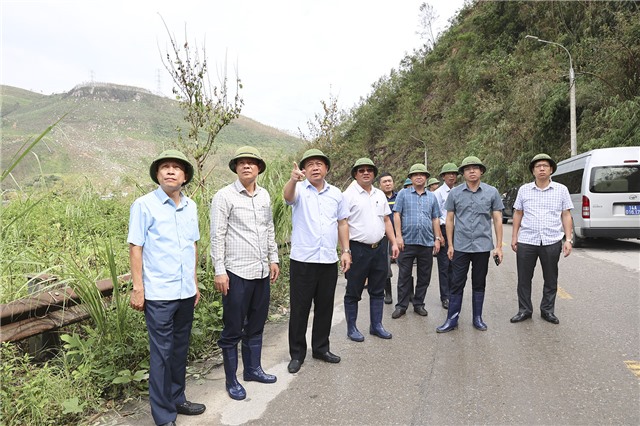 Thường trực Thành ủy kiểm tra, nắm tình hình khắc phục hậu quả bão số 3 tại phường Vàng Danh và xã Thượng Yên Công