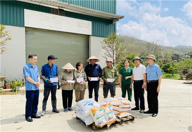 Chủ tịch UB MTTQ thành phố Đào Ngọc Sơn thăm hỏi và động viên doanh nghiệp ngoài khu vực nhà nươc bị ảnh hưởng sau bão số 3