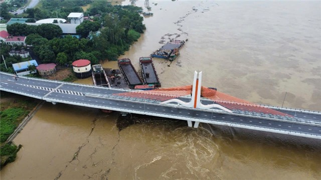 Nước lũ lên cao, đóng luồng cấm tàu thuyền qua 7 cầu tại Hải Dương, Hải Phòng và Quảng Ninh