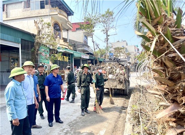 Phó Chủ tịch UBND thành phố Bùi Văn Thành kiểm tra và động viên lực lượng tham gia dọn vệ sinh môi trường tại các khu vực bị ảnh hưởng nặng nề sau bão số 3