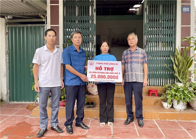 Phó Chủ tịch Thường trực UBND thành phố Nguyễn Văn Thành trao kinh phí sửa nhà cho gia đình có nhà ở bị hư hỏng nặng do bão