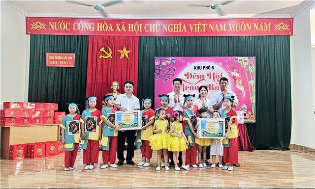 Chủ tịch UBND thành phố Phạm Tuấn Đạt thăm, tặng quà Tết trung thu tại phường Bắc Sơn