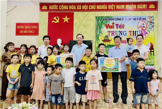 Phó Bí Thư Thường trực Thành uỷ Nguyễn Chiến Thắng tặng quà Trung thu trẻ em khu Đền Công 3, phường Trưng Vương 