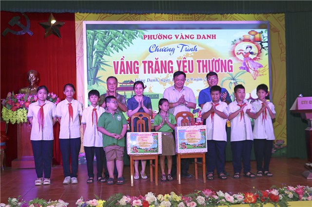 Đồng chí Mai Vũ Tuấn, Uỷ viên BCH Đảng bộ tỉnh, Bí thư Thành uỷ tặng quà Tết Trung thu thiếu nhi phường Vàng Danh