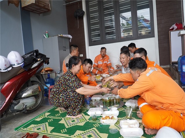 Người dân Quảng Ninh chung tay khắc phục lưới điện sau cơn bão số 3: Tinh thần đoàn kết và sự chia sẻ ấm áp