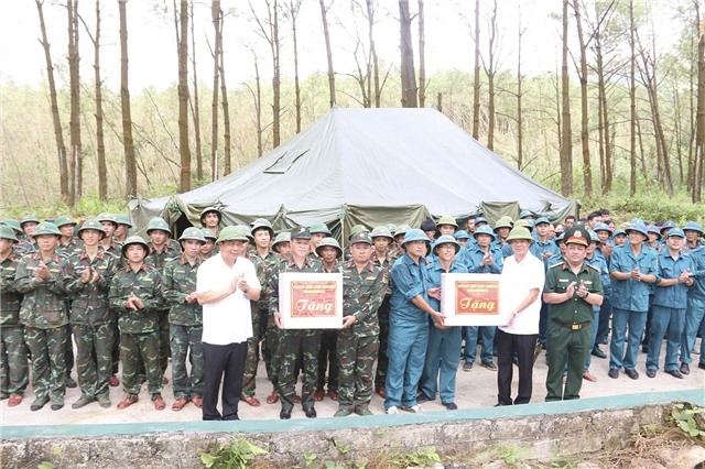 Thường trực Thành uỷ tặng quà, động viên các lực lượng xây dựng Sở Chỉ huy diễn tập Chỉ huy -  Cơ quan 1 bên, 2 cấp 