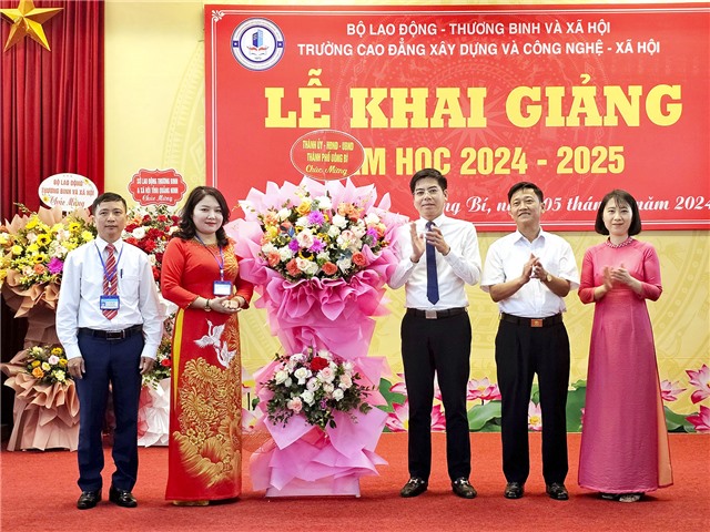 Đồng chí Nguyễn Đức Hòa, Phó Chủ tịch UBND thành phố dự lễ khai giảng năm học mới tại Trường Cao đẳng Xây dựng và Công nghệ - Xã hội 