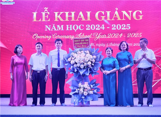 Phó Chủ tịch UBND thành phố Nguyễn Đức Hòa dự lễ khai giảng năm học mới tại Trường Tiểu học & THCS Quốc tế Stephen Hawking 