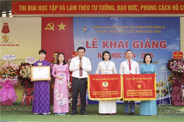 Đồng chí Mai Vũ Tuấn - Uỷ viên BCH Đảng bộ tỉnh, Bí thư Thành uỷ dự khai giảng năm học mới tại Trường THCS Trần Quốc Toản