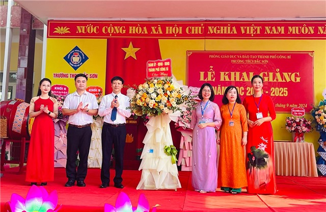 Phó Chủ tịch HĐND thành phố Đỗ Trường Sơn dự chúc mừng khai giảng tại Trường THCS Bắc Sơn