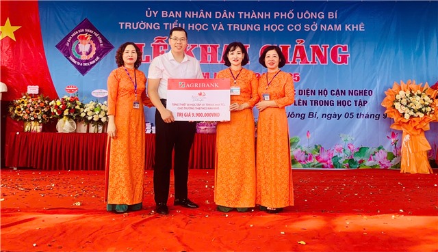 Agribank Chi nhánh thành phố Uông Bí Tây Quảng Ninh trao quà cho một số trường học trên địa bàn thành phố