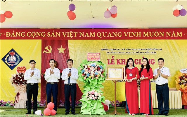 Phó Chủ tịch Thường trực UBND thành phố Nguyễn Văn Thành chúc mừng Khai giảng tại Trường THCS Nguyễn Trãi