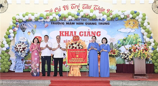 Đồng chí Bùi Văn Thành, Phó Chủ tịch UBND thành phố dự chúc mừng khai giảng Trường mầm non Quang Trung