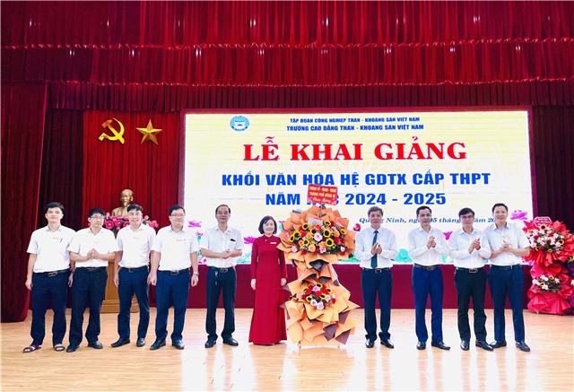 Phó Chủ tịch Thường trực UBND thành phố Nguyễn Văn Thành chúc mừng khai giảng tại Trường Cao đẳng Than -  Khoáng sản Việt Nam