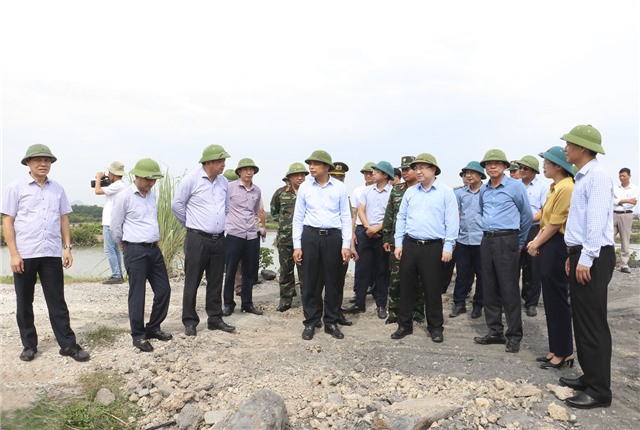 Phó Bí thư Tỉnh ủy Đặng Xuân Phương kiểm tra công tác phòng chống bão số 3 tại TP Uông Bí