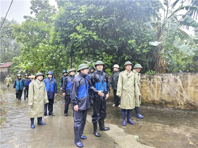 Đồng chí Phạm Tuấn Đạt, Chủ tịch UBND thành phố kiểm tra công tác phòng chống lụt bão tại các điểm xung yếu trên địa bàn