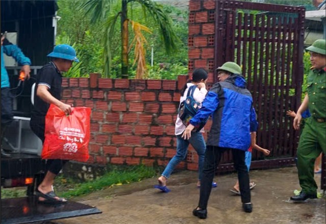 Các lực lượng chức năng thành phố Uông Bí ứng trực 24/24h phòng chống cơn bão số 3