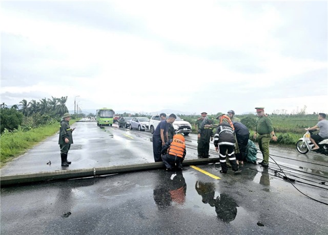 Các lực lượng chức năng thành phố khẩn trương khắc phục hậu quả sau bão số