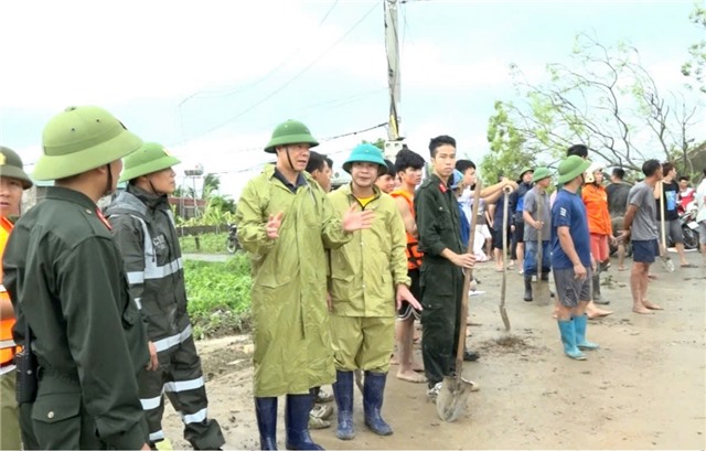 Chủ tịch UBND thành phố Phạm Tuấn Đạt chỉ đạo khắc phục hậu quả sau bão