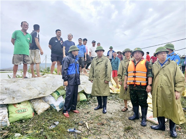 Bí thư Thành uỷ Mai Vũ Tuấn chỉ đạo khắc phục hậu quả sau bão tại tuyến đê Điền Công, phường Trưng Vương