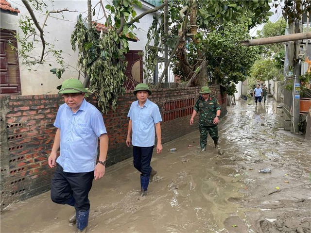 Đồng chí Mai Vũ Tuấn, Tỉnh uỷ viên, Bí thư Thành uỷ chỉ đạo công tác khắc phục hậu quả sau bão số 3 tại phường Bắc Sơn
