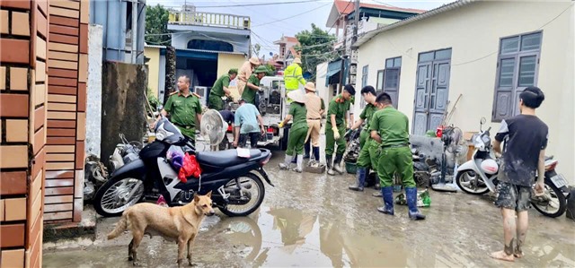 Công an thành phố Uông Bí kịp thời ứng cứu thành công 06 người dân bị mắt kẹt do bão số 3