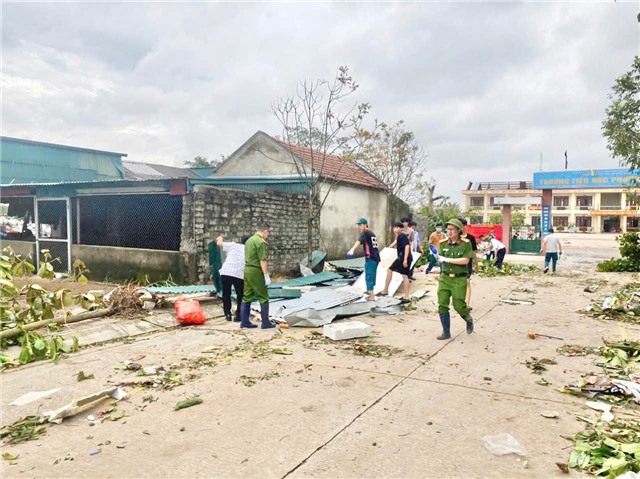 Chi đoàn Thanh niên - Hội Phụ nữ Công an thành phố hỗ trợ Nhân dân khắc phục hậu quả sau sơn bão số 3