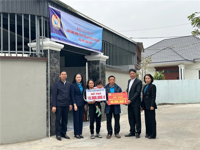 Công đoàn Công ty Than Uông Bí - TKV trao kinh phí hỗ trợ nhà ở cho công nhân