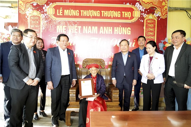 Đoàn ĐBQH tỉnh thăm, tặng quà Tết tại TP Uông Bí