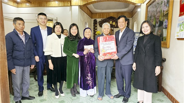 Chủ tịch UBND thành phố thăm, tặng quà Tết các gia đình Người có công tiêu biểu trên địa bàn phường Quang Trung