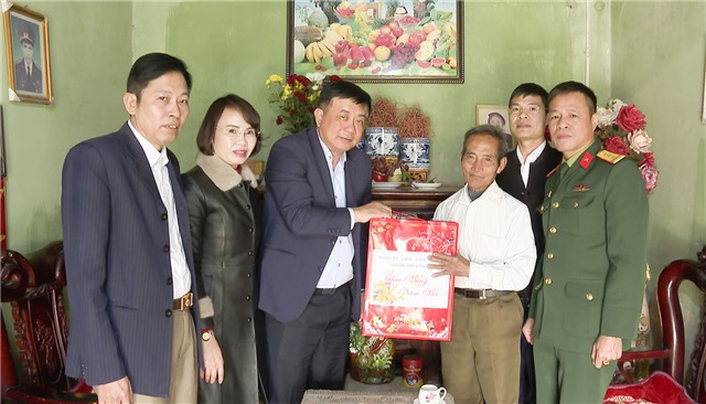 Đồng chí Bí thư Thành uỷ Mai Vũ Tuấn tặng quà Tết người có công trên địa bàn phường Yên Thanh, Thanh Sơn