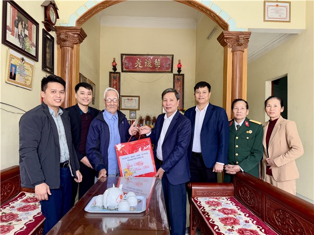 Phó Chủ tịch Thường trực UBND thành phố Nguyễn Văn Thành tặng quà Tết gia đình người có công