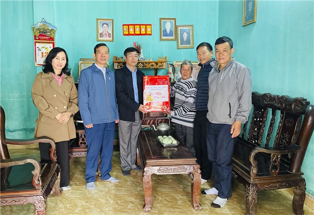 Chủ tịch Ủy ban MTTQ thành phố thăm, tặng quà người có công nhân dịp Tết Nguyên đán Ất Tỵ 2025