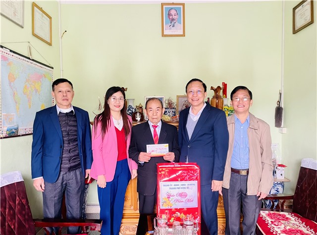 Phó Bí thư Thường trực Thành ủy, Chủ tịch HĐND thành phố Nguyễn Chiến Thắng thăm, tặng quà Tết các gia đình người có công tiêu biểu