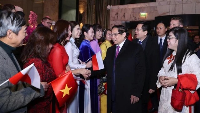 Thủ tướng Phạm Minh Chính và Phu nhân tới Warsaw bắt đầu thăm chính thức Cộng hoà Ba Lan