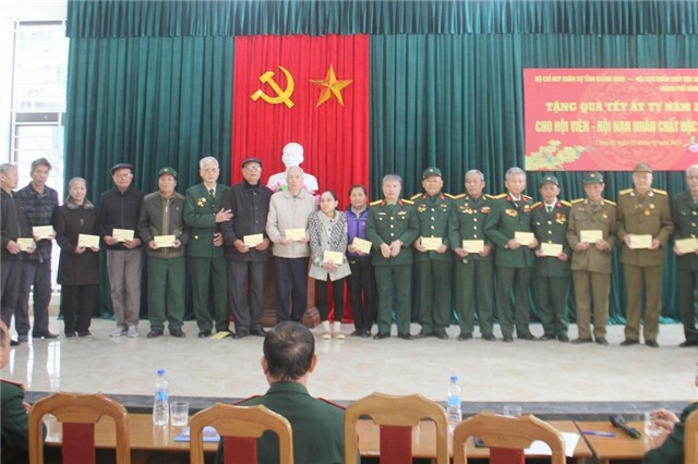 Bộ CHQS tỉnh Quảng Ninh: Tặng quà cho 20 nạn nhân chất độc da cam tại TP Uông Bí