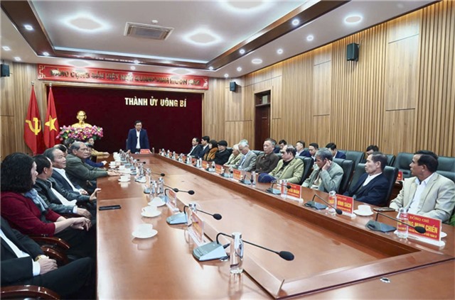 Gặp mặt các đồng chí nguyên lãnh đạo thị xã, thành phố qua các thời kỳ