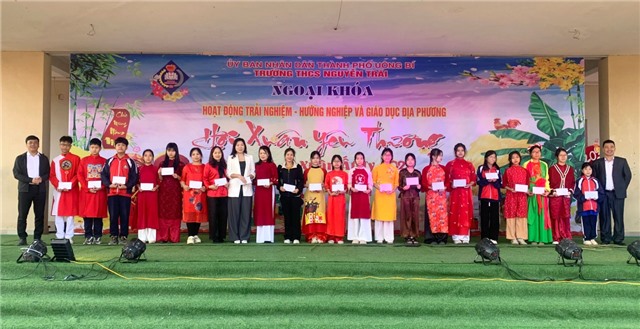 Gói bánh chưng xanh - Ấm lòng ngày Tết