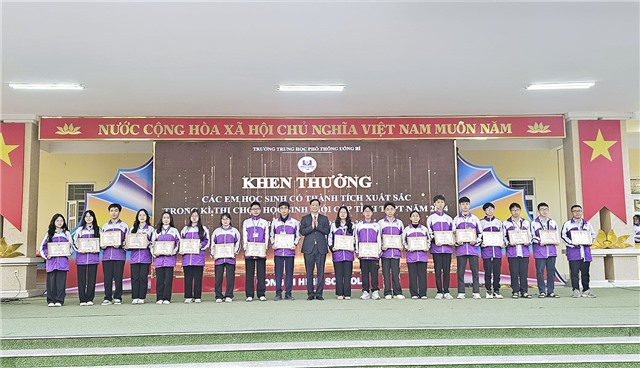 Tuyên dương, khen thưởng các cá nhân có thành tích xuất sắc trong công tác giáo dục - đào tạo giai đoạn 2016-2024 và kỳ thi chọn học sinh giỏi THPT cấp tỉnh năm 2024