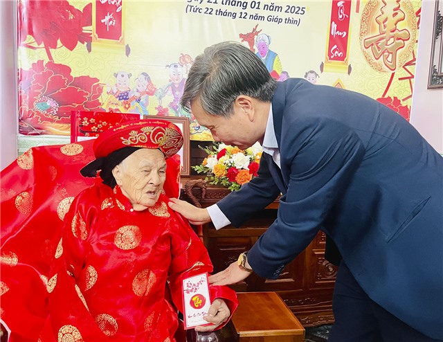 Phó Chủ tịch thường trực UBND thành phố chúc thọ các cụ tròn 100 tuổi