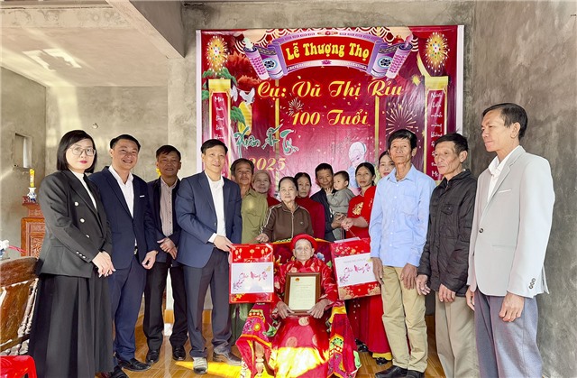 Phó Chủ tịch HĐND thành phố Đỗ Trường Sơn thăm, tặng quà chúc thọ công dân tròn 100 tuổi