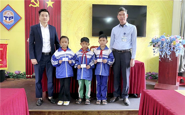 Bảo hiểm xã hội thành phố tặng thẻ Bảo hiểm y tế cho học sinh có hoàn cảnh khó khăn 