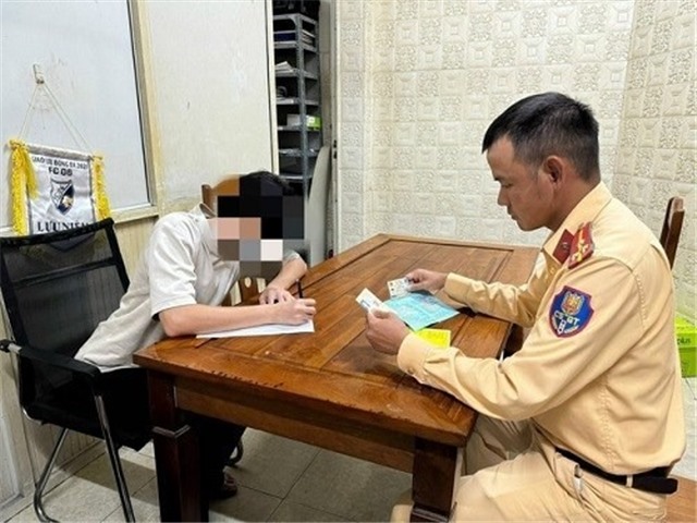 Bộ Công an nói về vượt đèn đỏ để nhường đường xe ưu tiên