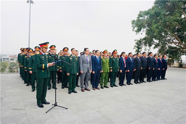 Lãnh đạo thành phố viếng nghĩa trang liệt sỹ, dâng hương tại Di tích Lưu niệm sự kiện Bác Hồ về thăm Uông Bí nhân dịp Tết Nguyên đán Ất Tỵ 2025