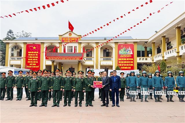 Phó Bí thư Thường trực Thành ủy, Chủ tịch HĐND thành phố Nguyễn Chiến Thắng chúc Tết các đơn vị lực lượng vũ trang