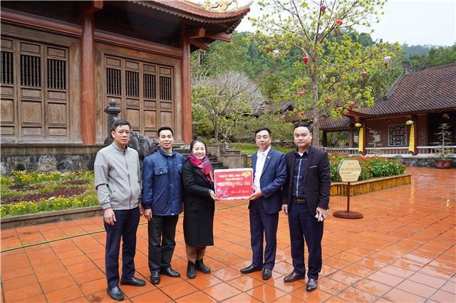 Chủ tịch Ủy ban MTTQ thành phố thăm, tặng quà các đơn vị trực Tết