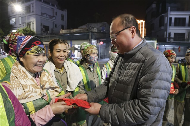 Phó Chủ tịch Thường trực LĐLĐ tỉnh Quảng Ninh Bùi Minh Thanh thăm, tặng quà công nhân Công ty CP Môi trường và công trình đô thị Uông Bí