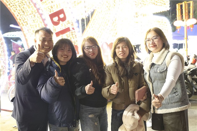 Nhân dân, du khách thích thú check-in đêm giao thừa tại Quảng trường 25/2